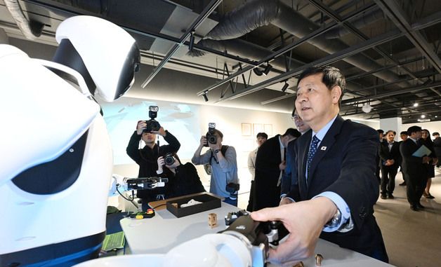 AI 혁신기업 제품 체험하는 구윤철 부총리