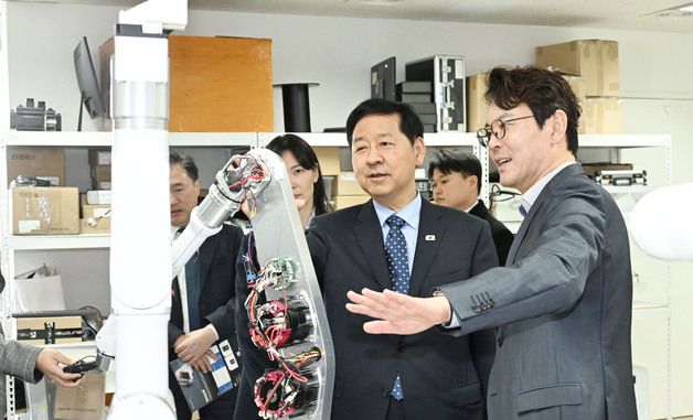 AI 로봇제품 생산공정 설명 듣는 구윤철 부총리