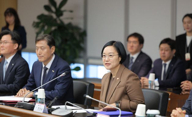 인사말하는 한성숙 중기부 장관