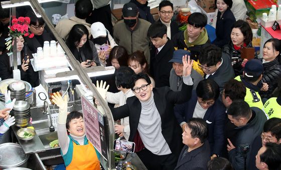 서문시장 찾아 손 흔드는 한동훈