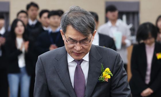 입장하는 노태악 선관위원장