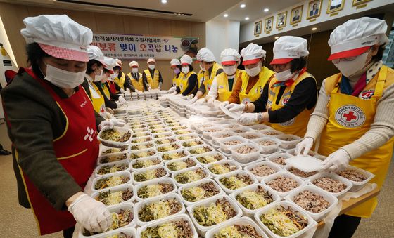 정월대보름 맞아 오곡밥과 나물 준비하는 적십자 봉사자들