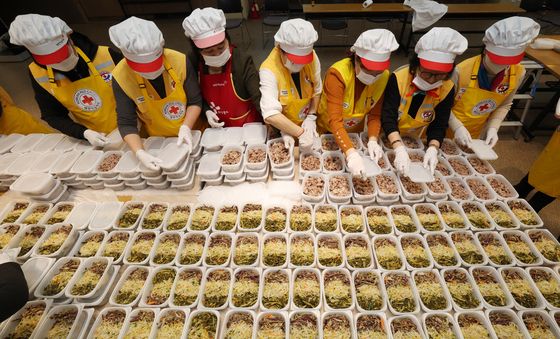 정월대보름 맞아 오곡밥과 나물 준비하는 자원봉사자들