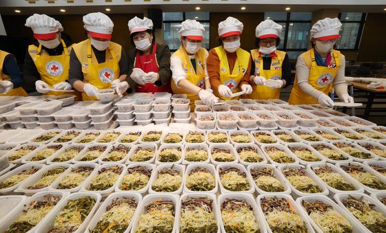 정월대보름 맞아 오곡밥과 나물 준비하는 자원봉사자들