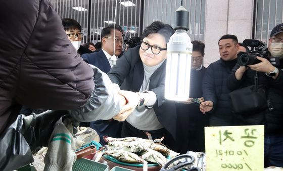 서문시장 어물전 찾은 한동훈