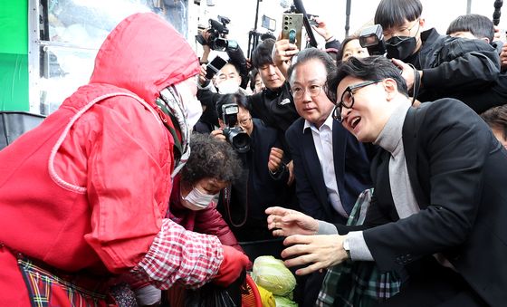 서문시장 상인과 인사 나누는 한동훈