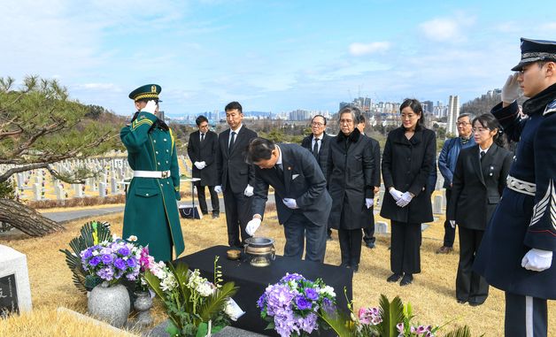 분향하는 권오을 보훈부 장관