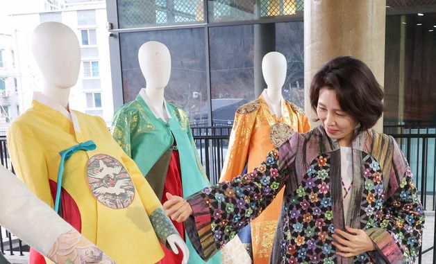 한지 한복 착용하는 김혜경 여사