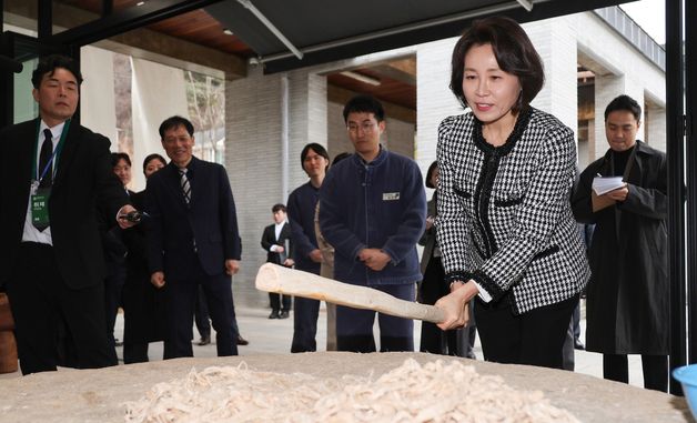 한지 제작 체험하는 김혜경 여사
