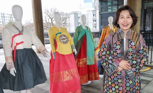 한지 한복 선보이는 김혜경 여사