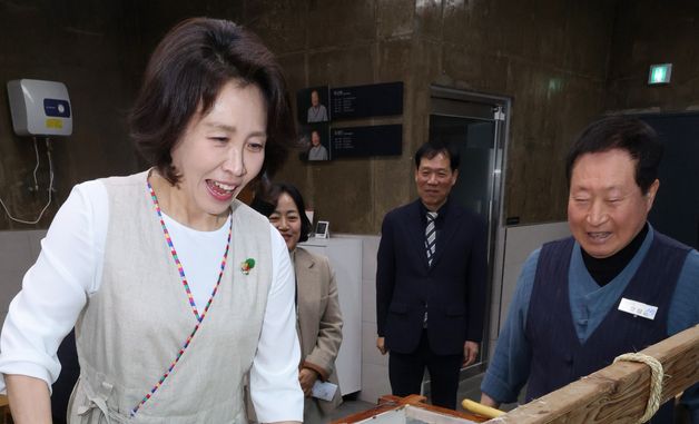 한지 뜨기 체험하는 김혜경 여사
