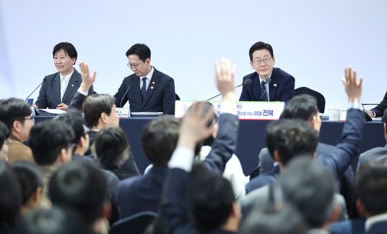 참석자 바라보는 이재명 대통령