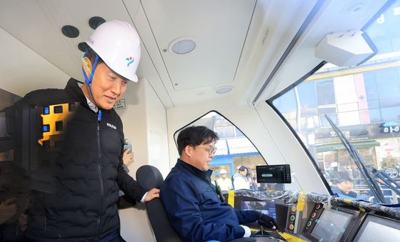 트램 운전실 살피는 오세훈 시장