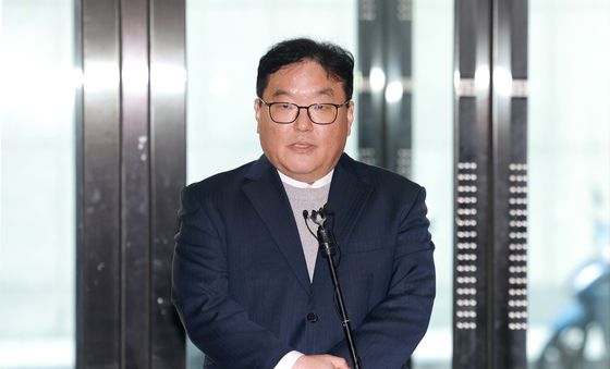 엄희준 검사, 쿠팡 상설특별검사팀 사무실 앞에서 반박 기자회견