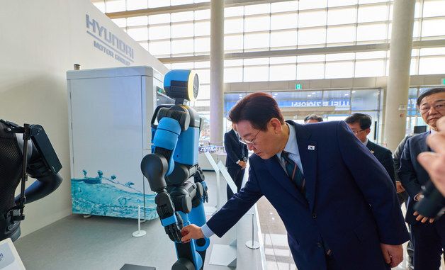 아틀라스 살펴보는 이재명 대통령