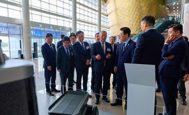 설명 듣는 이재명 대통령