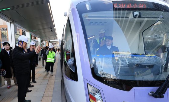 출발하는 트램에 손 흔드는 오세훈 시장