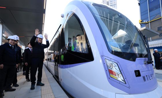 트램향해 손 흔드는 오세훈 서울시장