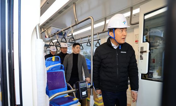 트램 내부 살펴보는 오세훈 서울시장