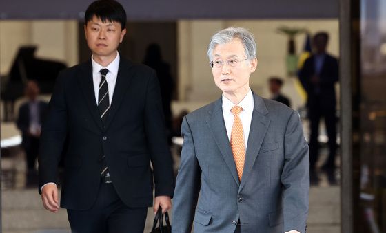 거취 압박 속 퇴청하는 조희대