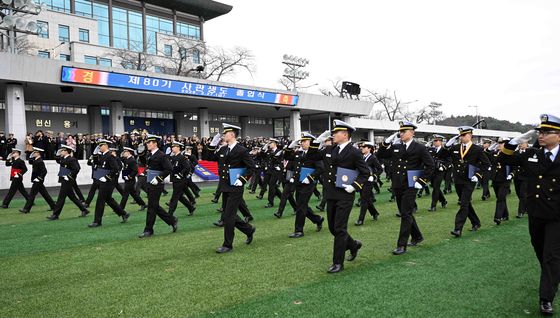 해군사관학교 졸업식 분열하는 생도들