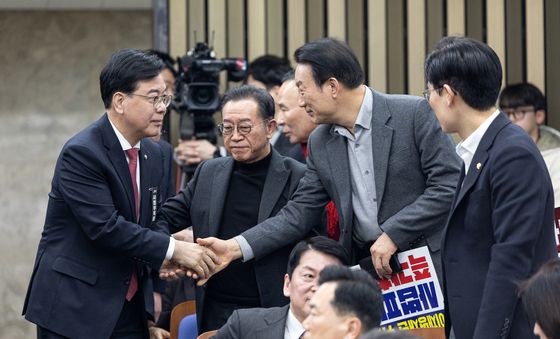 의원들과 인사 나누는 송언석 원내대표