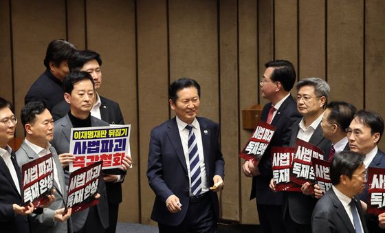 명백히 갈린 여야의 표정