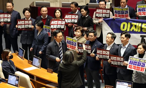 국민의힘 피켓 농성 지나는 정청래 민주당 대표