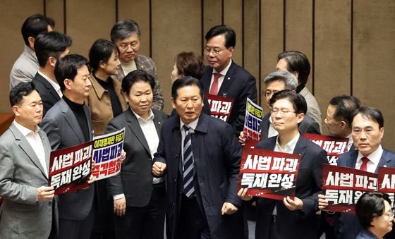 국민의힘 사이 지나는 정청래 민주당 대표