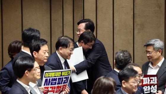 포옹하는 여야 원내대표