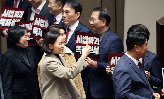 피켓 농성 촬영하는 이해민 의원