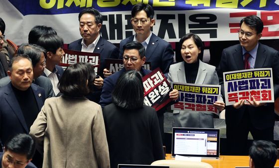 고성 오가는 국회