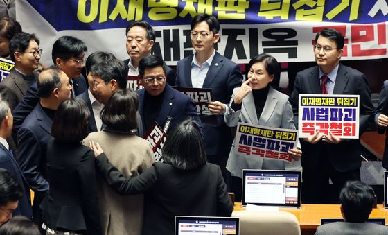 대립하는 서명옥 국민의힘 의원과 이해민 조국혁신당 의원