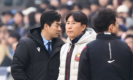 개막전에서 만난 윤정환·김기동 감독