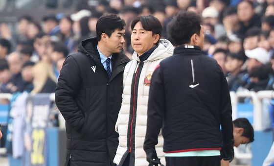 개막전에서 만난 윤정환·김기동 감독