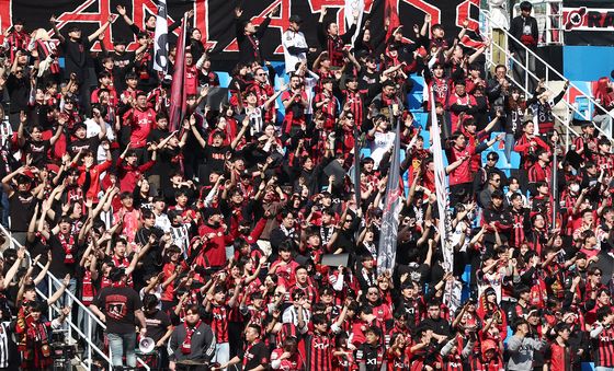 개막전 열띤 응원 펼치는 FC서울 팬들