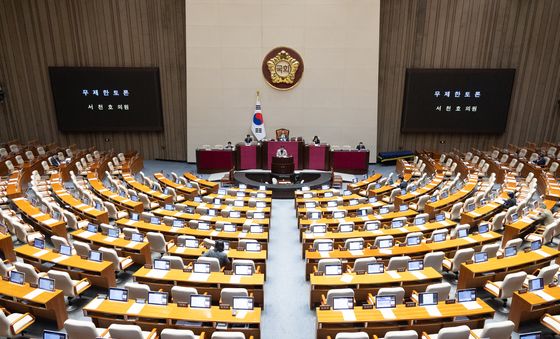 주말 본회의장에서 계속되는 필리버스터