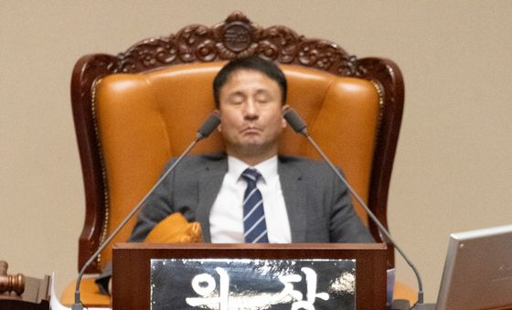 주말에도 계속되는 필리버스터, 의장석 자리한 한병도 원내대표