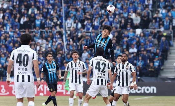 FC서울 사이로 날아오른 서재민