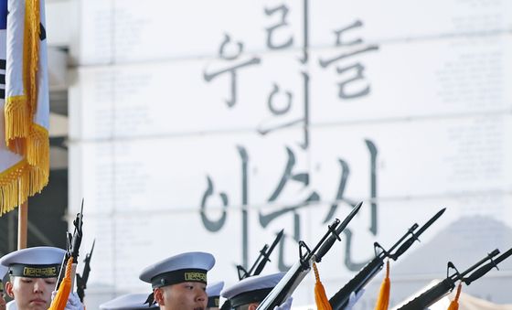 화려한 시범 보이는 대한민국 해군 의장대