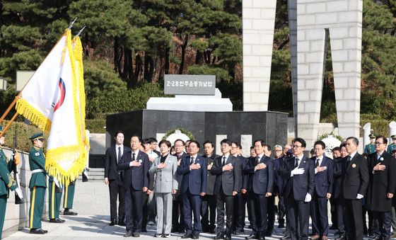 2·28민주운동기념탑 찾은 김민석 총리
