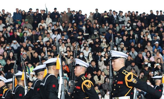 칼동작 선보이는 해군 의장대