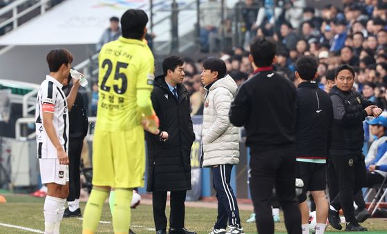 경기 시작 2분 만에 중단된 K리그1 개막 경기