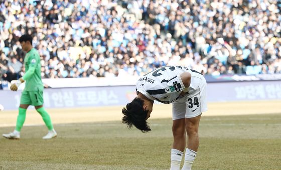뜨거운 응원 보낸 팬들 향해 인사하는 송민규