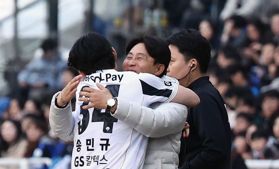 골 넣고 김기동 감독과 포옹하는 송민규
