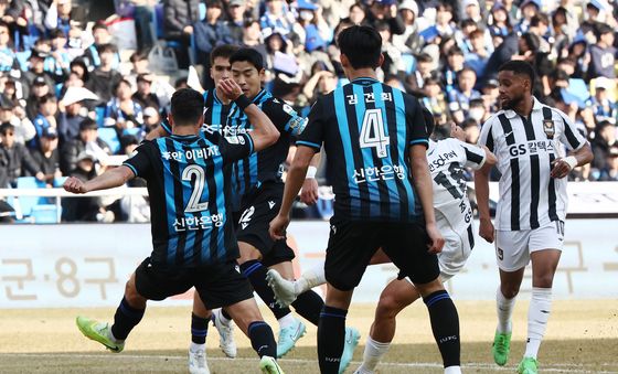 개막전 두번째 골 넣는 FC서울