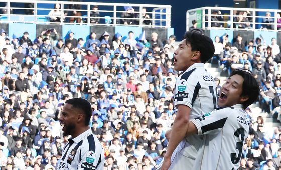 FC서울, 후반전에 연이어 터진 골에 잔치 분위기