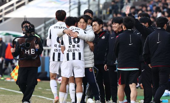 개막전 경기 이끄는 FC서울