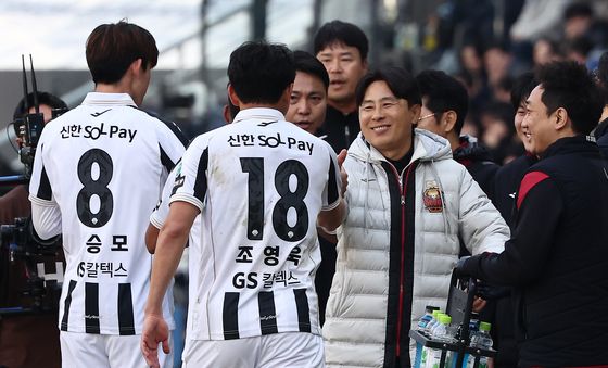 조영욱골에 환한 웃음 보이는 김기동 감독