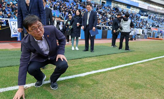 그라운드 상황 점검하는 최휘영 장관